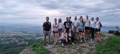 Skupinové foto Attilu Szabóa s mladými kajakármi