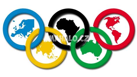 Olympijské kruhy s kajakárskou loďou v pozadí