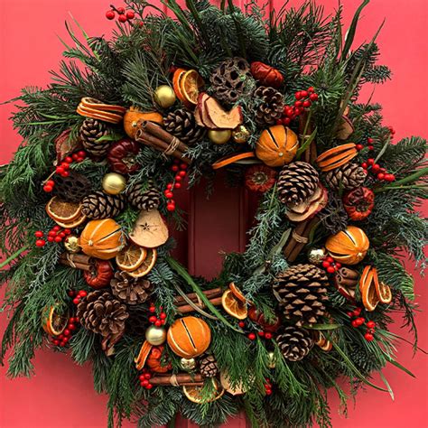 Detail vianočného venca na dverách