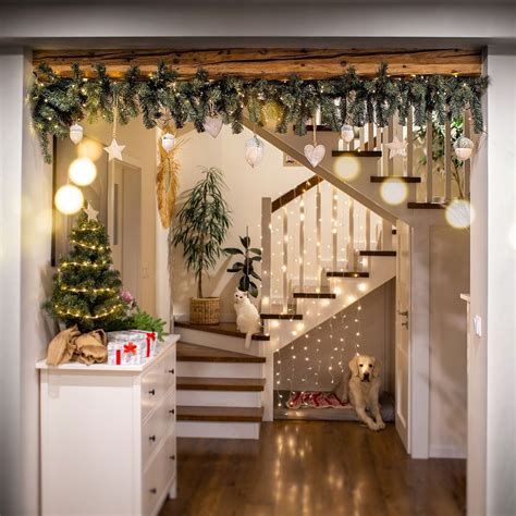 Vianočná girlanda okolo vchodu