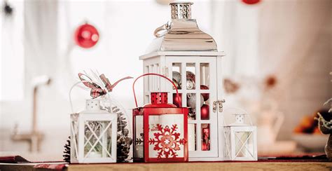 Vianočné lampáše a svietniky pri vchode