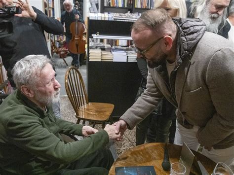 Portrét autorky v priestoroch čajovne, ako drží svoju novú knihu