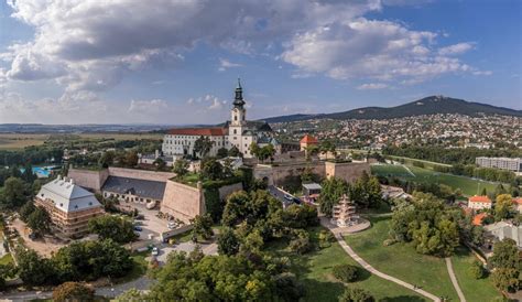 Ilustračná fotografia vianočnej atmosféry v Nitre s dominantou hradu