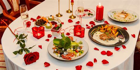 Tematická fotografia: romantická večera pre dvoch, elegantné prostredie, šéfkuchár pri práci