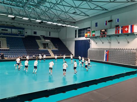 Fotografia ľudí korčuľujúcich na ľade, Aréna Poprad v pozadí