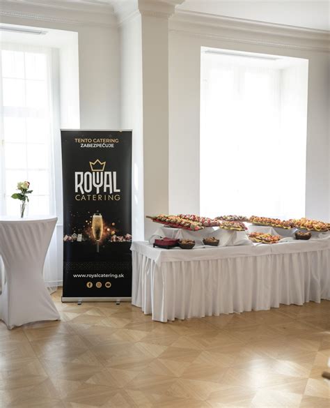 Fotografia cateringového stola s rôznymi pokrmami a jednohubkami