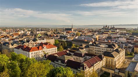 Panoramatický záber na mesto Zlín s dominantou Baťovho mrakodrapu.