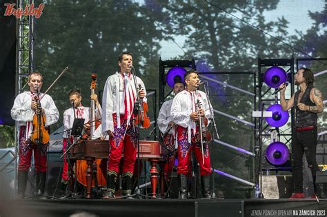 fotka z verejnej silvestrovskej oslavy s kapelou a ľuďmi zabávajúcimi sa
