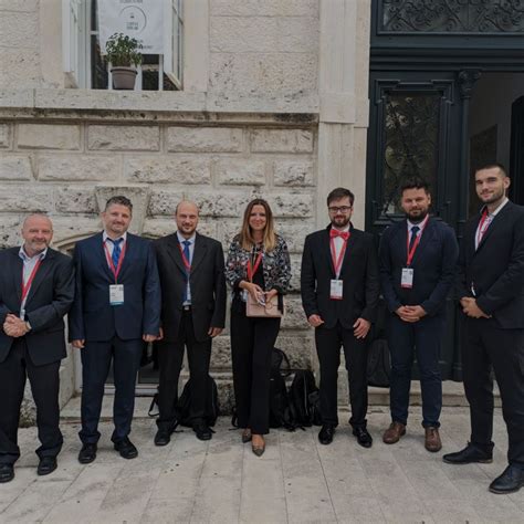 Študenti prezentujúci svoje vedecké práce na konferencii