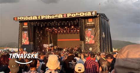 Tematická fotografia rodiny počúvajúcej rádio