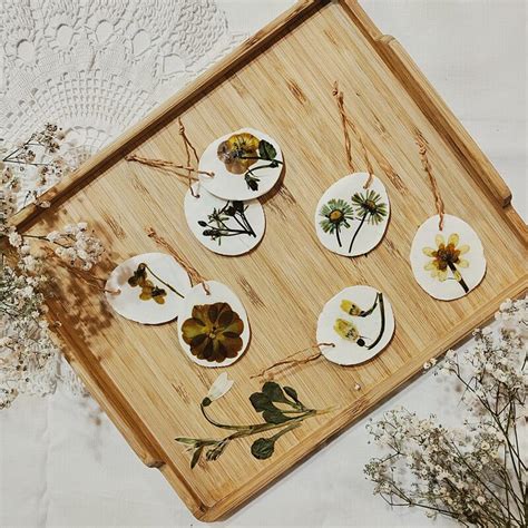 ukážka kvetinovej záložky vyrobenej z laminovaných vylisovaných kvetov