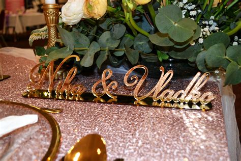 Svadobný stôl s pohármi na víno a vodou v džbáne, elegantná výzdoba