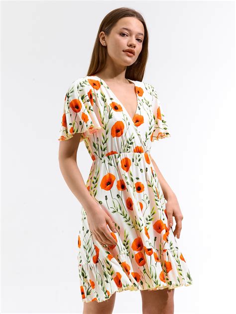 Stoly s elegantne rozmiestnenými nápojmi v džbánoch a fľašiach, s kvetinovou výzdobou