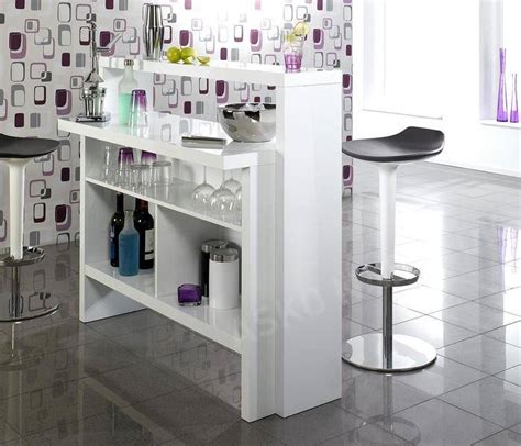 Barový pult s rôznymi druhmi alkoholu a pohármi