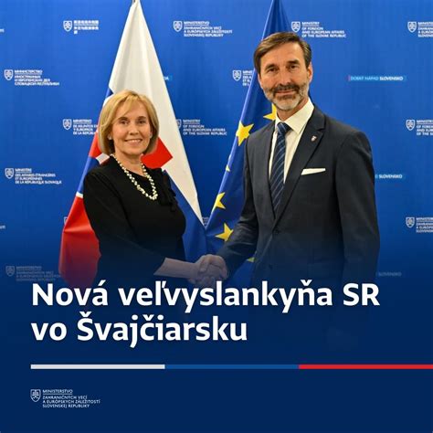 Muži v tradičných odevoch s veľkými kravskými zvoncami počas sprievodu 