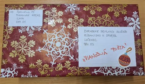 Inšpiratívna koláž vianočných pozdravov a tlačených dekorácií na stenu