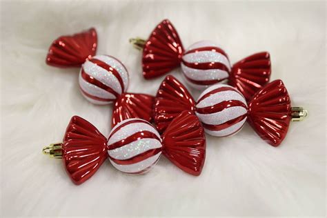 Detailne nafotené vianočné ozdoby na stromčeku