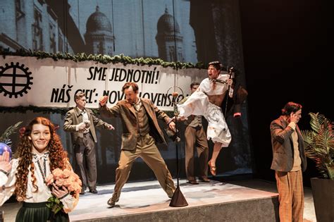 Scéna, kde Daniel drží Olivera a ukazuje jeho známku Martinovi