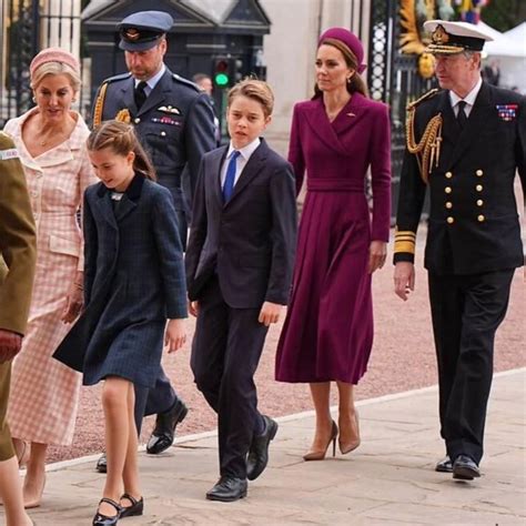 Koláž historických pohľadníc (napr. staré Budapešť, vojenské, kráľovské rodiny)