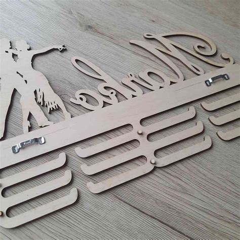 ukážka štýlového dreveného vešiaka na medaily s vygravírovaným menom