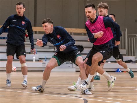 Záber z volejbalového tréningu reprezentácie v športovej hale