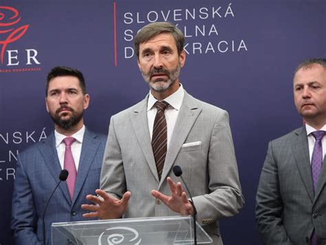 Členovia predsedníctva strany Smer-SD Viktor Stromček, Martin Glváč, Juraj Blanár a Ľuboš Blaha