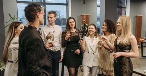 Ilustračná fotografia ženy vyberajúcej oblečenie na vianočný večierok