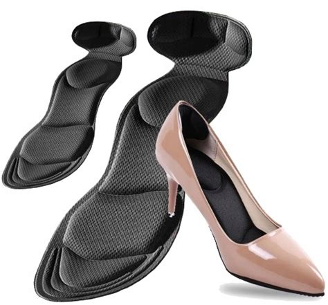 Kolekcia rôznych typov pančúch a topánok na podpätku vhodných na večierok